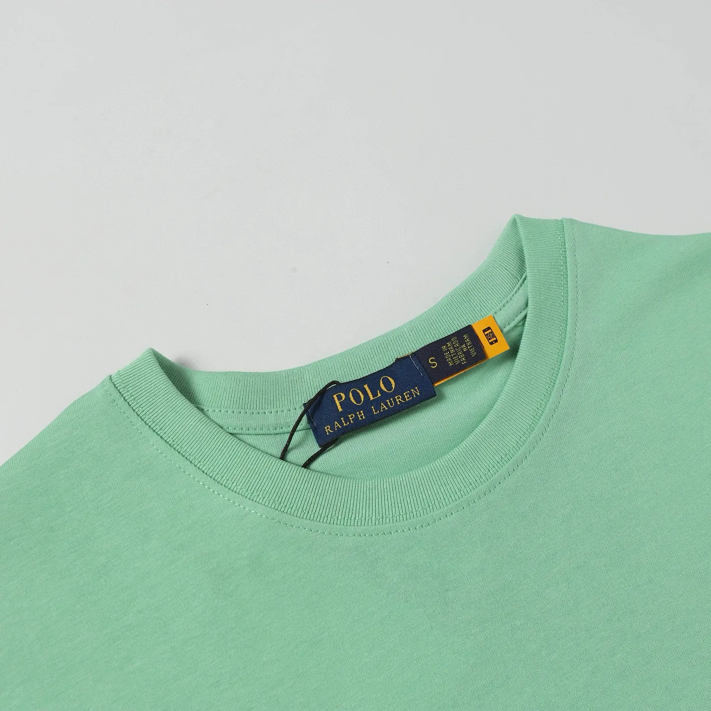 P130 Style number: 657 Ralph Lauren/Ralph Lauren 2025 new summer pure cotton 240g silicone Polo embossed round neck T-shirt. The main LOGO on the neck has a QR code mark, which can be scanned for verification. It uses 3D silicone three-dimensional English letter logo embossing to distinguish low-quality products on the market. 32 counts, 240g hydrophilic toner, 100% cotton fabric, comfortable and soft, highly breathable, focusing on high-end cost-effectiveness, needless to say good quality. Available in a variety of colors, both boys and girls can try this genderless style, giving them a yuppie tone in no time. Immerse yourself in your leisurely style, and have your own style in retro. Natural, vivid and very French romantic feelings, perfectly integrating youthful atmosphere and trend. Color: white, navy blue, light green Size: S-xL S Shoulder width 44 Bust 104 Sleeve length 23 Clothing length 72 M Shoulder width 45 Bust 108 Sleeve length 24 Clothing length 74 L Shoulder width 46 Bust 112 Sleeve length 25 Clothing length 76 xL Shoulder width 47 Bust 116 Sleeve length 26 Clothing length 78